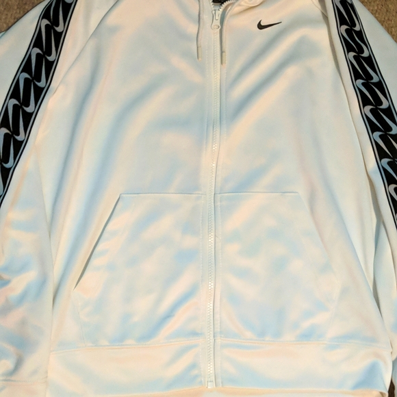Women's Nike lightweight training jacket - Picture 4 of 5